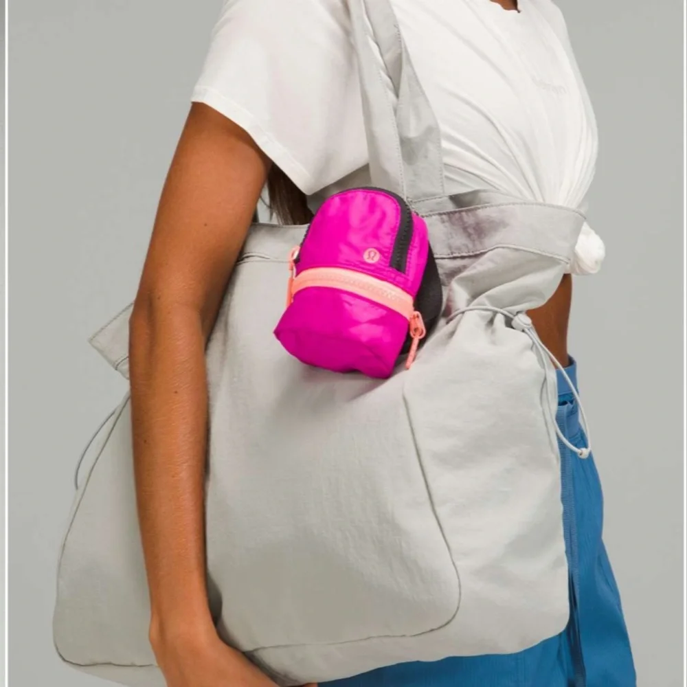 Lululemon adventure backpack nano clip - đź’śđź’— pairs with Sonic Pink belt bag - Picture 5 of 7